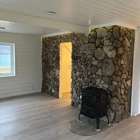 Hus Med Midnattssol Havutsikt